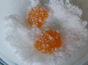 滚上一层细砂糖