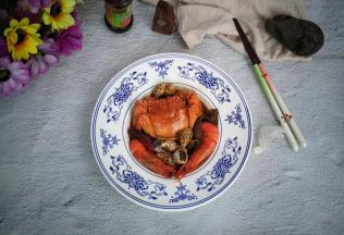 肥美的蟹膏、蟹黄，鲜甜白嫩的蟹肉，蒸熟的蟹肉经过酒醉后，鲜嫩甜滑，晶莹的膏黄肥腴绵润，带有一点黄酒的香气。