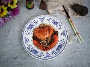 肥美的蟹膏、蟹黄，鲜甜白嫩的蟹肉，蒸熟的蟹肉经过酒醉后，鲜嫩甜滑，晶莹的膏黄肥腴绵润，带有一点黄酒的香气。