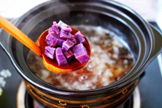 加入提前煮熟的紫薯块，大火继续炖煮1分钟左右