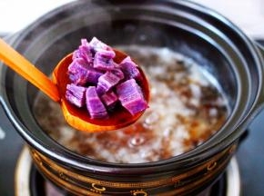 加入提前煮熟的紫薯块，大火继续炖煮1分钟左右