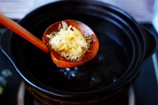 锅里倒入免洗免泡的金燕耳