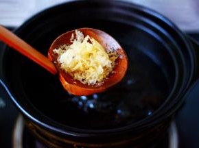 锅里倒入免洗免泡的金燕耳