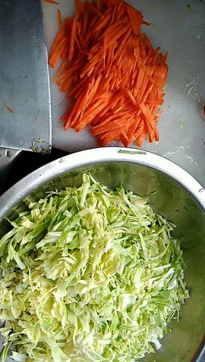 发面团我这里就不说了，都是正常发面，一斤面粉放5克酵母就可以
将主料切丝，下锅稍微翻炒