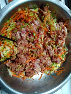 将泡过的葱姜水倒入馅内，顺时针搅拌，这样蒸出的肉包馅不会柴