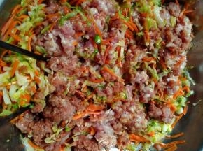 将泡过的葱姜水倒入馅内，顺时针搅拌，这样蒸出的肉包馅不会柴