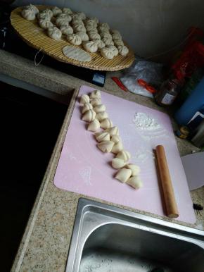 将发酵好的面团揉好，切成均匀的小份