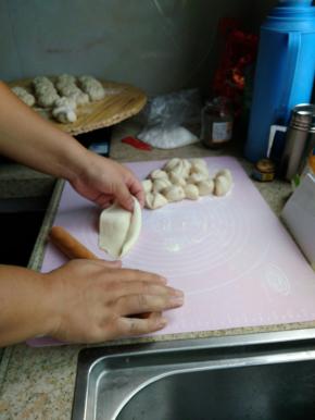 擀皮，皮的边缘薄，圈里面稍微厚点