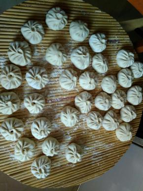 将包好的肉包稍微显5分钟，就可以上锅蒸10分钟，不要马上开盖，最好闷5分钟在开