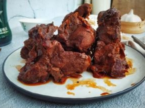 一口肉一口洒，爽！