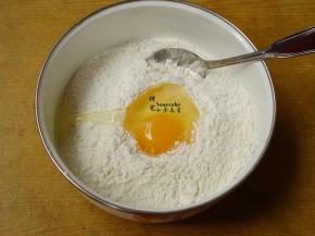 油条粉打入一个鸡蛋，拌均，再加清水搅拌均匀。