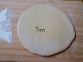 松弛的面团揉搓，并用擀面杖擀薄，如果面团大，可以分几个小团揉搓再擀，干面团的时候比较容易。