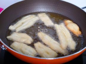 热锅，倒入适量的油，油温到达180度左右，放入油条胚，油条会迅速膨胀。