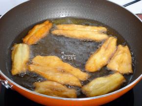 中途翻转一次，把油条炸到金黄色，捞出，用吸油纸把多余的油吸干。香喷喷，太好了。