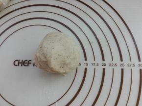 制作油酥：将所有油酥所需要的食材全部混合，将其混合成无干粉状态，可以成团即可，如图所示，同样盖好保鲜膜。