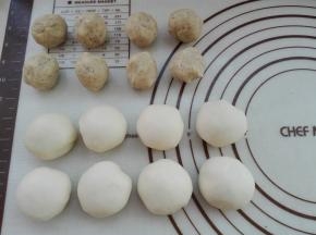 将水油皮面团同油酥面团分别等分为8份，将其揉圆，盖好保鲜膜进行醒发20分钟。