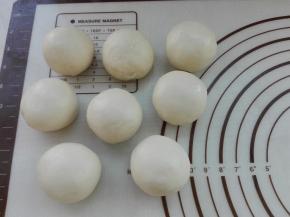 依次包好，别将将其收口朝下放置，盖好保鲜膜进行醒发10分钟。