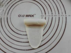 将其自上而下的卷起来，如图所示。