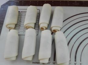 依次全部擀成长条，自上而下卷起来，同样要盖好保鲜膜醒发10分钟。