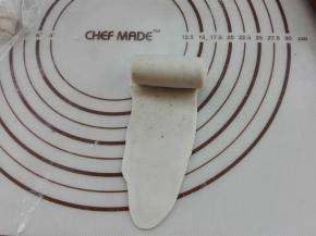 同样是自上而下将其卷起来，如图所示。