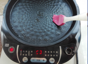 电饼铛底盘刷上一层食用油，选择葱油饼功能，进行预热。