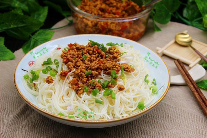 香辣肉末酱拌面