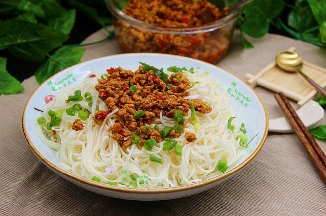香辣肉末酱拌面