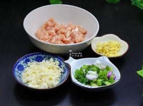 猪瘦肉洗净，切片之后再用手工剁成粒粒，大蒜去皮，剁碎，生姜洗净，剁碎成姜末，还有香葱洗净切块。