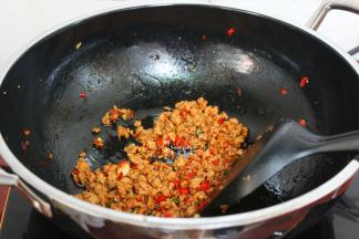 香辣肉末酱的制作：热锅，倒油，把剁碎的猪瘦肉倒入锅里中大火爆炒，用锅铲不断翻炒，粒粒分明，然后加入大蒜、生姜、香葱、油、盐、芝麻油、生抽、辣椒油、辣椒等炒香出锅。