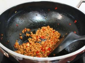 香辣肉末酱的制作：热锅，倒油，把剁碎的猪瘦肉倒入锅里中大火爆炒，用锅铲不断翻炒，粒粒分明，然后加入大蒜、生姜、香葱、油、盐、芝麻油、生抽、辣椒油、辣椒等炒香出锅。