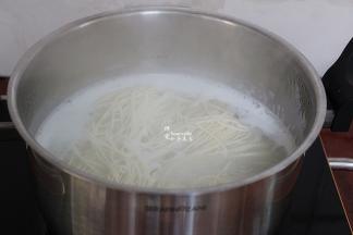 接下来煮面条:煮锅加入适量的清水煮沸，放入面条，并用筷子搅拌一下，让面条不粘锅，再次煮沸之后，加点盐、一勺冷水，这样煮的面条滑爽。