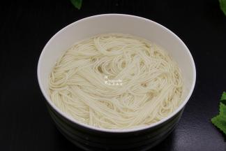 面条九成熟，捞出，过冷水。