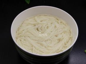 面条九成熟，捞出，过冷水。