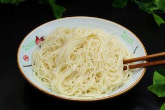 吃面条的时候装入大碗里，加入炒好的香辣肉末酱，搅拌均匀，就会非常好吃。