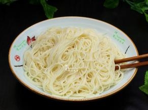 吃面条的时候装入大碗里，加入炒好的香辣肉末酱，搅拌均匀，就会非常好吃。