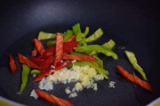 放入青红椒翻炒片刻