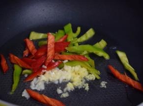 放入青红椒翻炒片刻