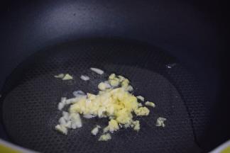 锅中倒入适量的食用油烧热，放入姜蒜末爆香