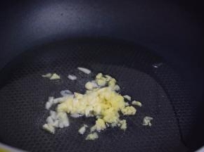 锅中倒入适量的食用油烧热，放入姜蒜末爆香