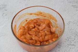 鸡胸肉洗净切成手指大小的条状，加入烤肉酱抓匀腌制半小时以上