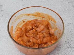 鸡胸肉洗净切成手指大小的条状，加入烤肉酱抓匀腌制半小时以上