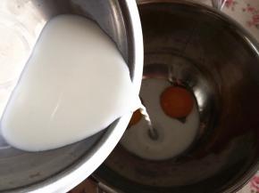 3.	把牛奶倒入蛋黄里，