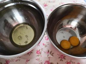 2.	将鸡蛋的蛋白与蛋黄分离，分别盛放在两个干净无油无水的盆里，