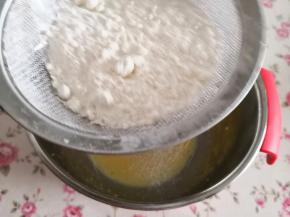 5.	接着筛入低筋面粉，注意这里拌面粉的手法，划Z字来拌使其达到无干粉状态，不能划圈，划圈容易让面粉上筋，做出的蛋糕不够松软，