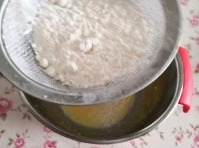 5.	接着筛入低筋面粉，注意这里拌面粉的手法，划Z字来拌使其达到无干粉状态，不能划圈，划圈容易让面粉上筋，做出的蛋糕不够松软，