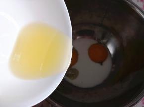 4.	再倒入玉米油，用手动蛋抽将其拌匀，