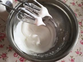 6.	蛋白中加入白砂糖打发至硬性泡发，即出现尖挺的小尖角，