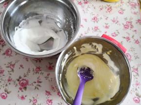 7.	取1/3的蛋白加入到蛋黄中翻拌至均匀，再将其倒回剩下的蛋白中，翻拌、切拌至均匀，