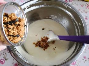 9.	接着将蛋糕糊中加入海苔肉松，注意动作要快，