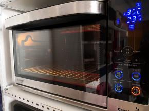 8.	烤箱预热，180度，上下火，